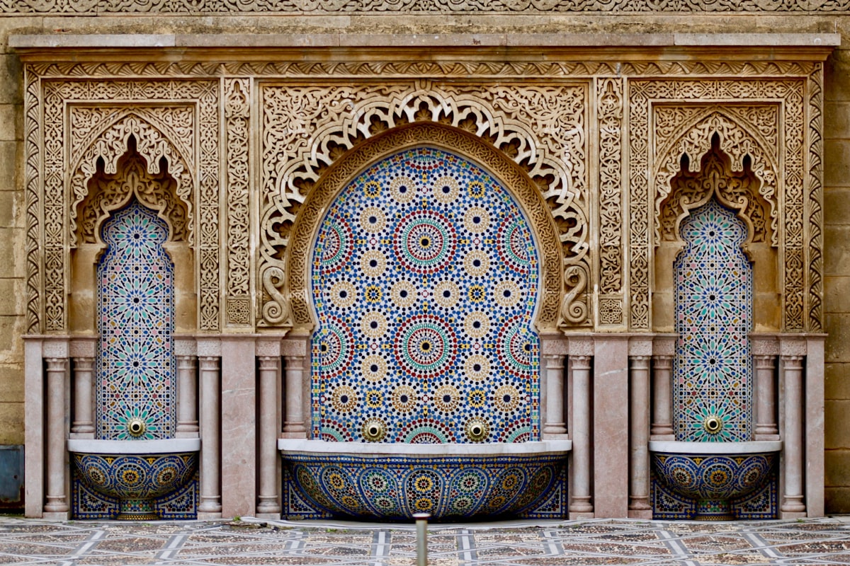 Décor traditionnel marocain en zellige dans la médina de Marrakech